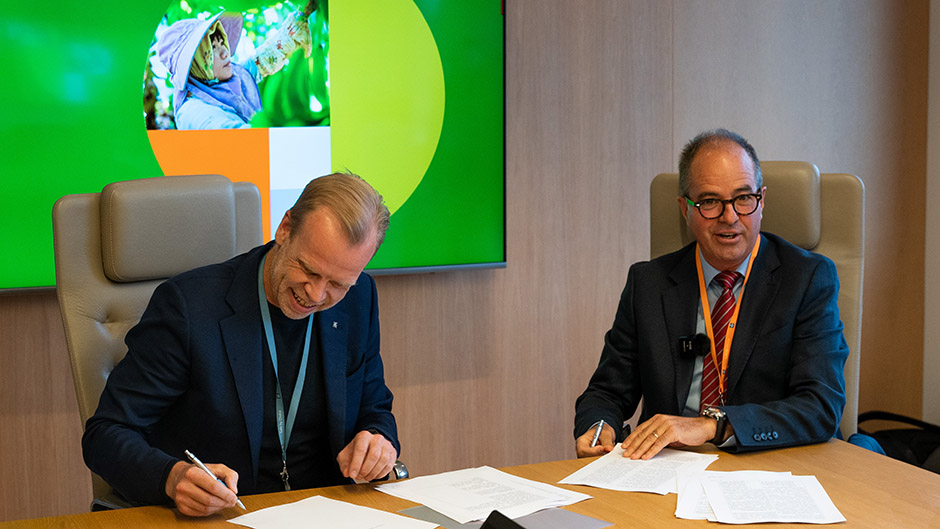 Svein Tore Holsether and Walter Hernández sign MoU for green fertilizer.jpg