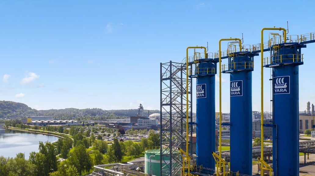 Yaraâ€™s ammonia plant at HerÃ¸ya.jpg