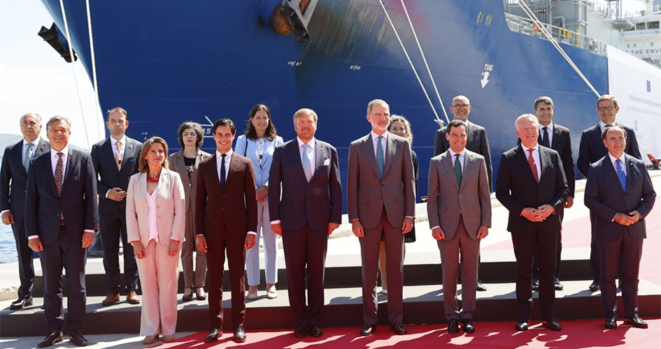 Family photo Yara and Cepsa representatives with King of Spain and King of the Netherlands.jpg